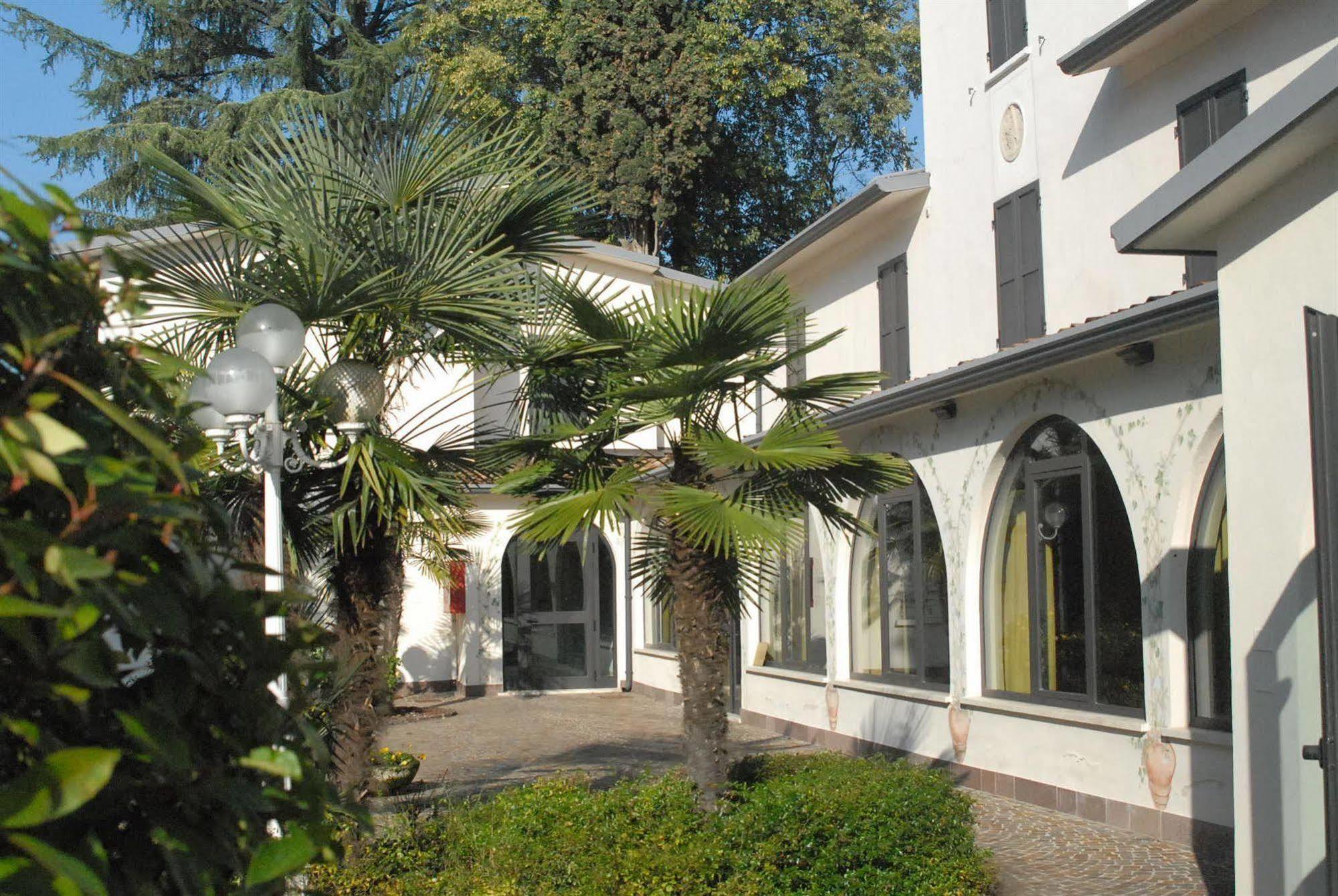 Hotel Ristorante La Grotta Castiglione Delle Stiviere Exterior foto